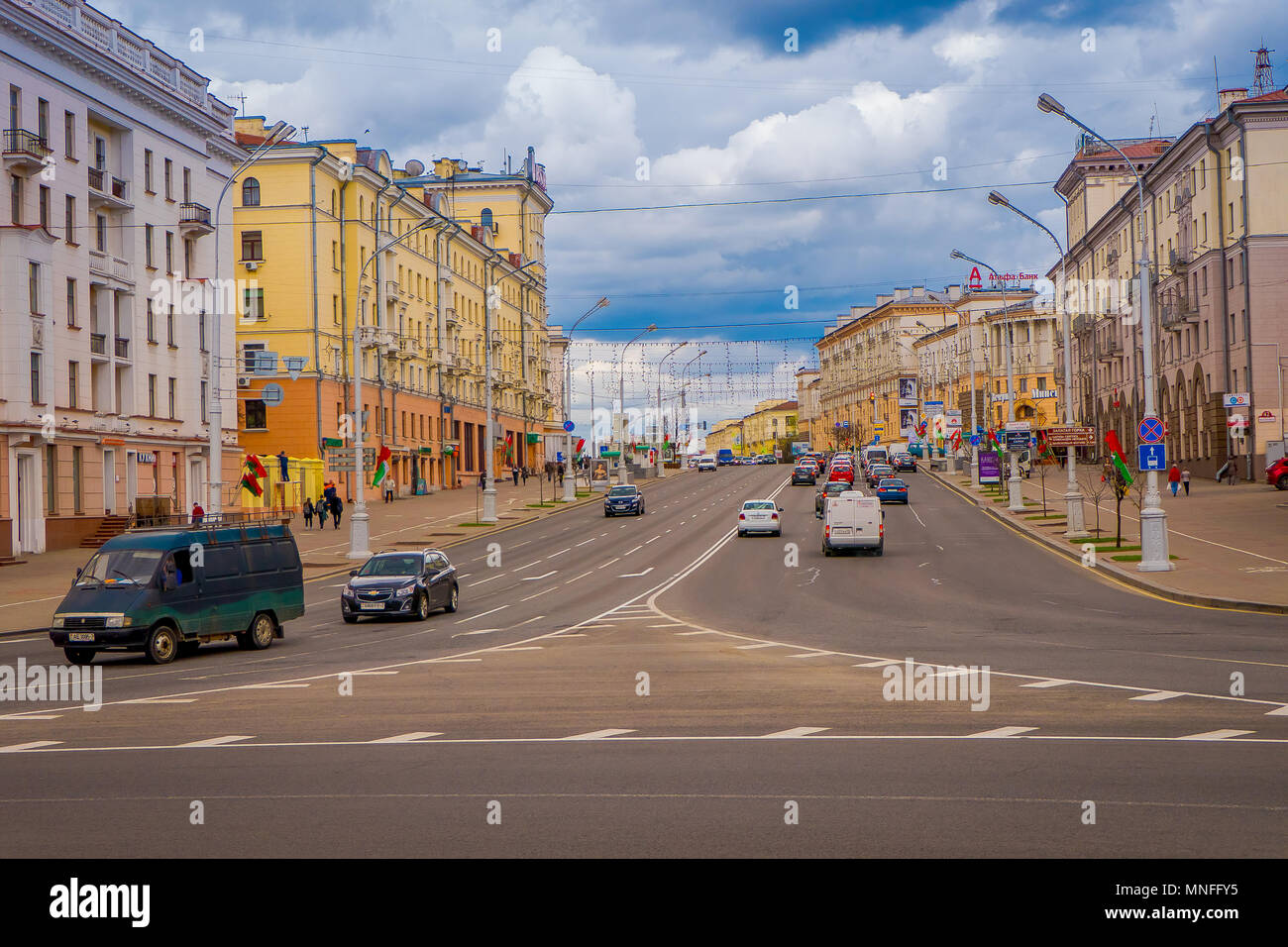 MINSK, Bielorussia - 01 Maggio 2018: veduta esterna di automobili somse e traffict presso la via centrale di Viale Indipendenza prospettiva Nezavisimosti, vicino a Piazza della Vittoria in centro di Minsk Foto Stock