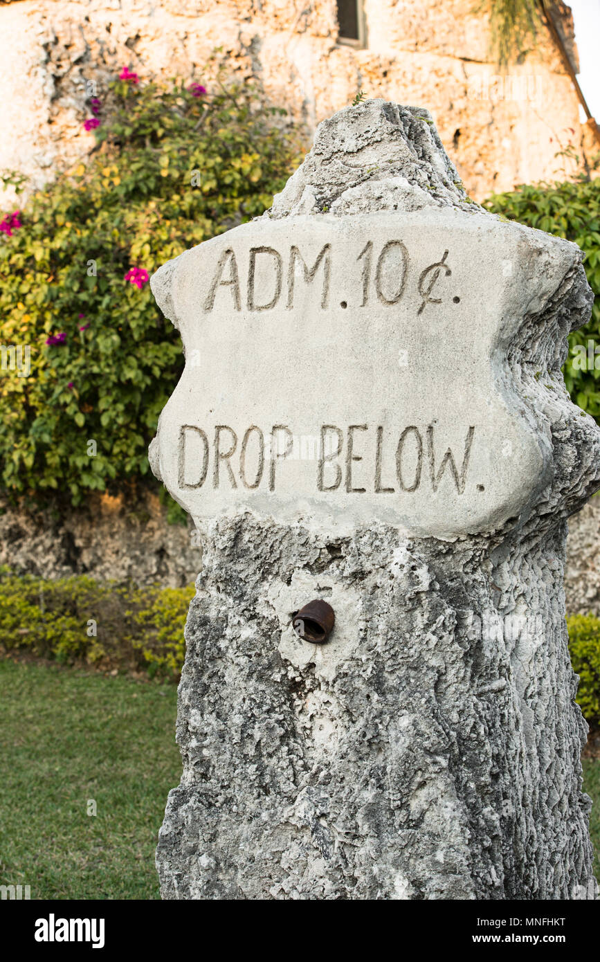 Coral Castle self-pay segno di ammissione. dieci centesimi comprato entrata con le dime caduto nel foro della pietra.Ed Leedskalnin aveva molti visitatori al suo sito. Foto Stock