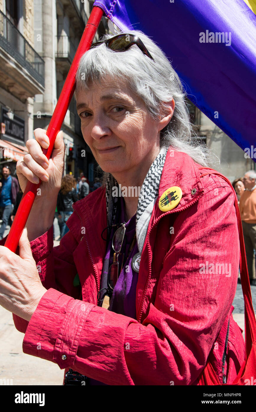 Barcellona, Spagna 2013. Signora tenendo un flag durante la protesta di strada Foto Stock