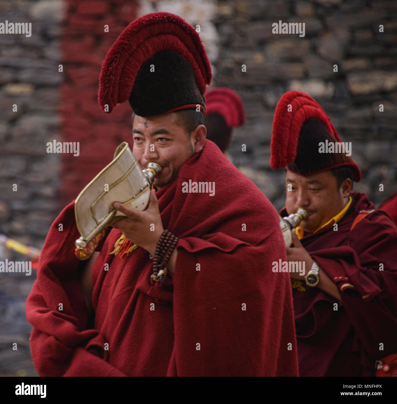 Monaci Tibetani orchestra alla purificazione Jinganqumo festival in Dege, Sichuan, in Cina Foto Stock