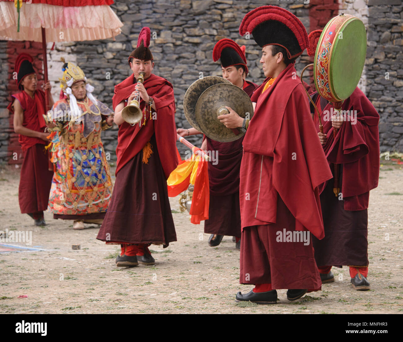 Monaci Tibetani orchestra alla purificazione Jinganqumo festival in Dege, Sichuan, in Cina Foto Stock