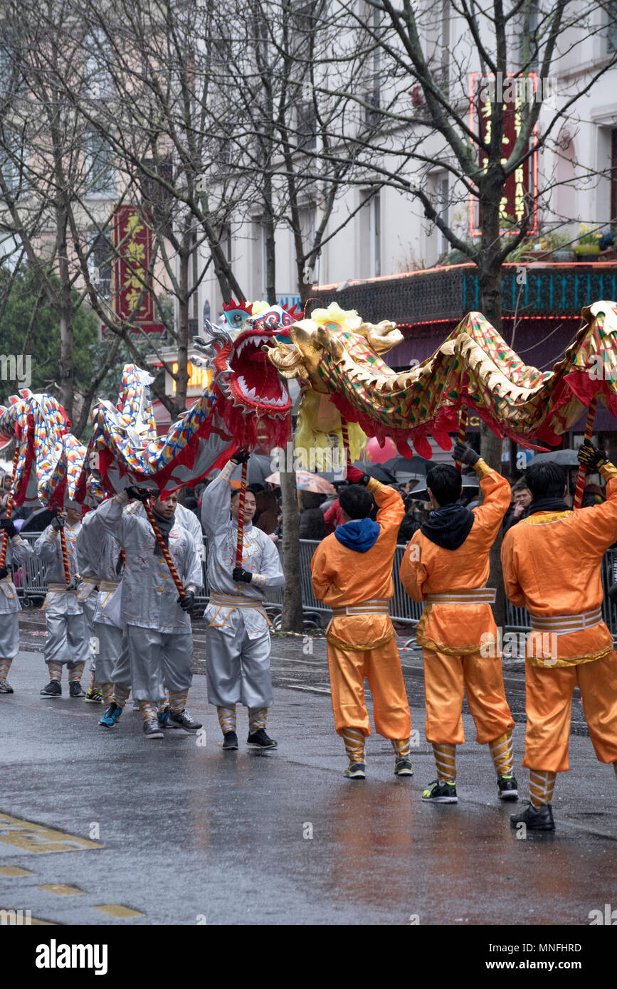 Parigi, Francia. Dragon Dance durante il Capodanno cinese Foto Stock