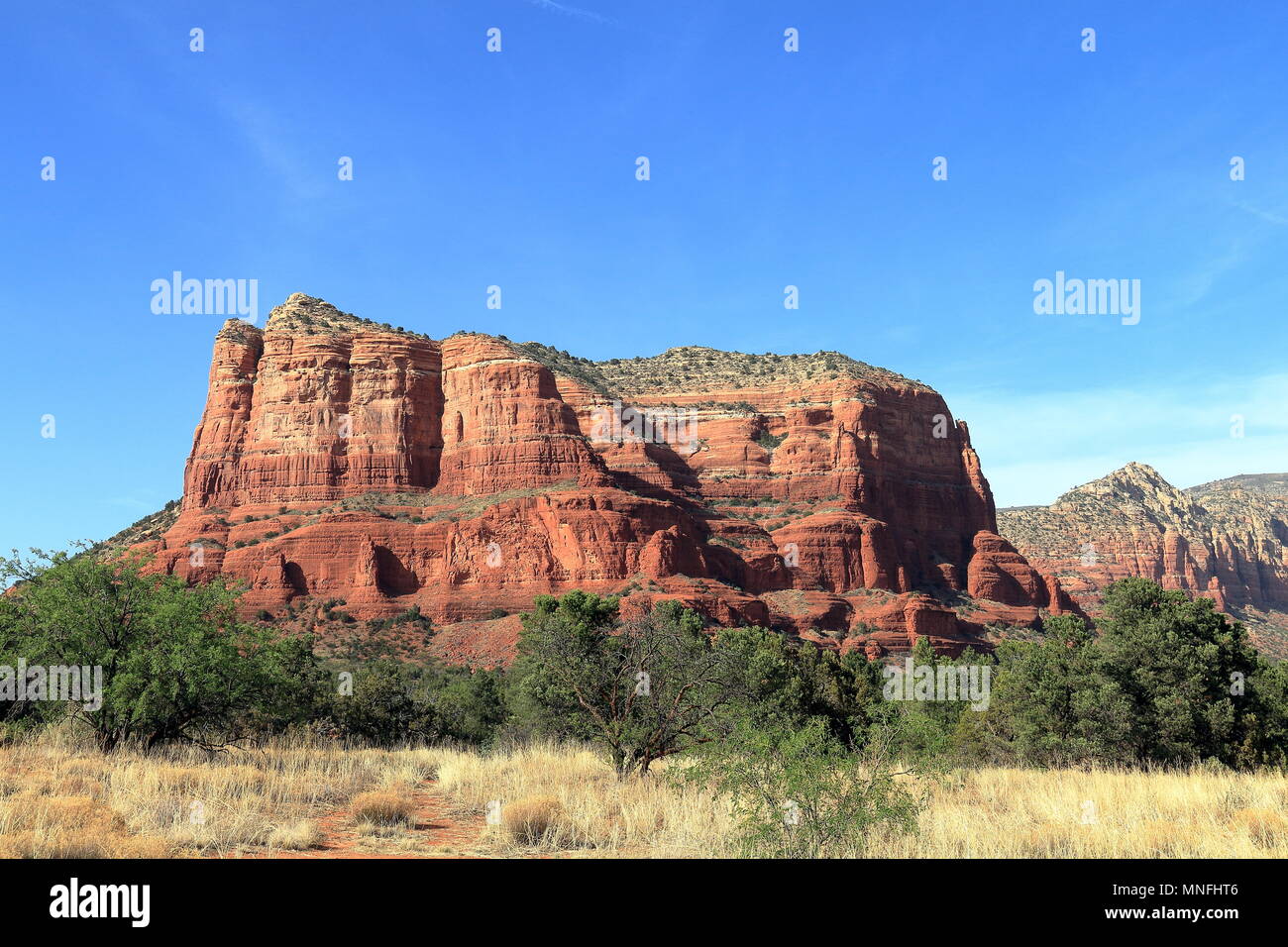 Courthouse Butte visto dal Bell Rock Trail in Coconino National Forest, Arizona Foto Stock