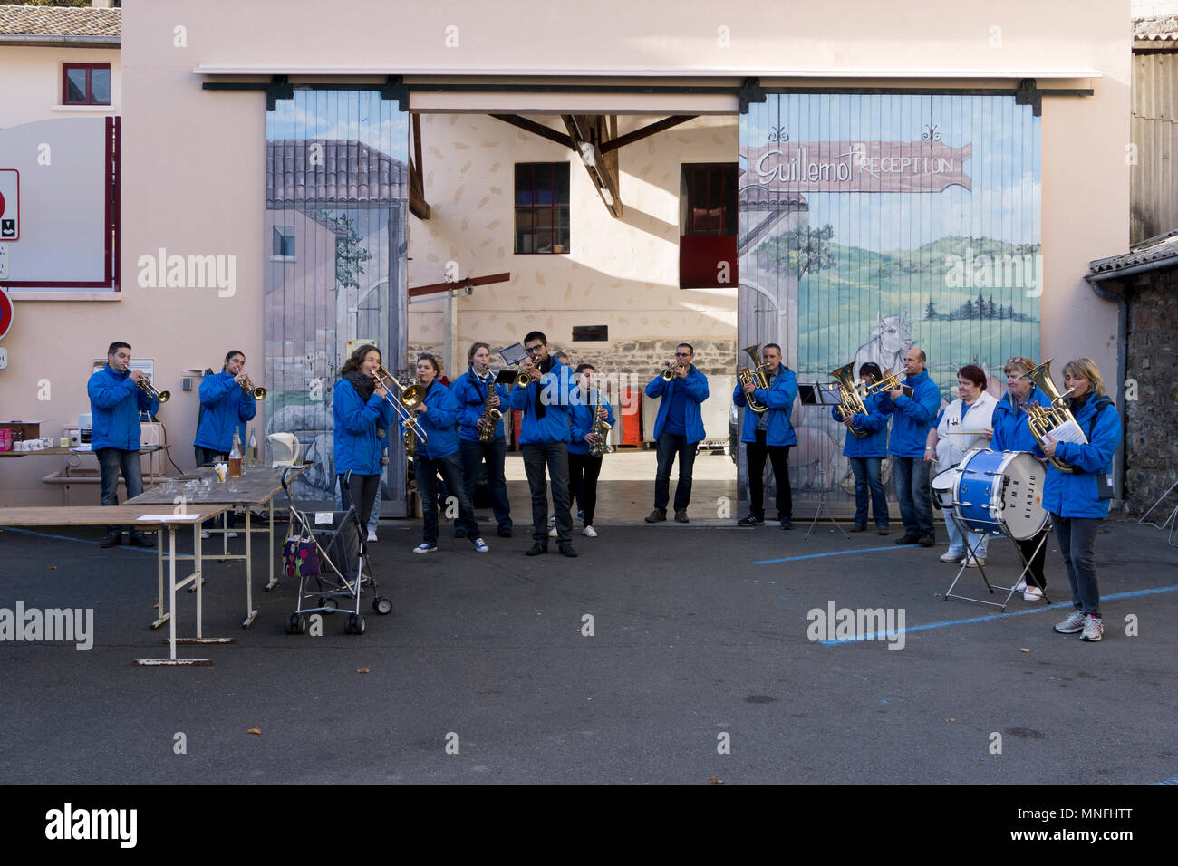 Auvergne-Rhône-Alpes, Francia. Banda di ottoni di riproduzione di musica in Beaujeu Foto Stock