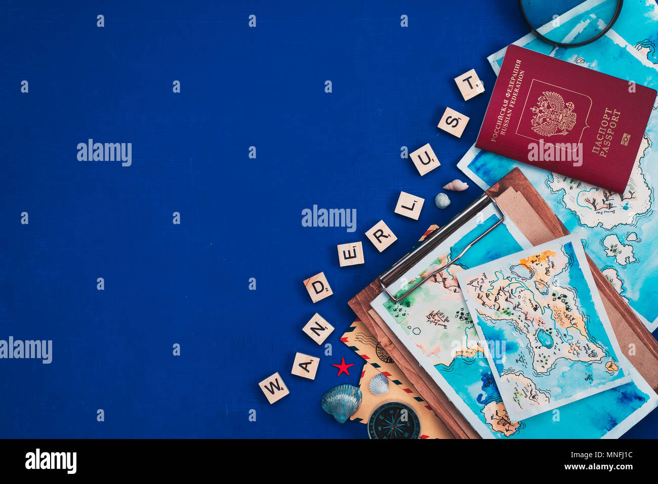 Viaggi per mare e il concetto di esplorazione. Mappe ad acquerello, passaporto, bussola, post le buste e Wanderlust lettere di legno flat giaceva su un blu navy backgrou Foto Stock