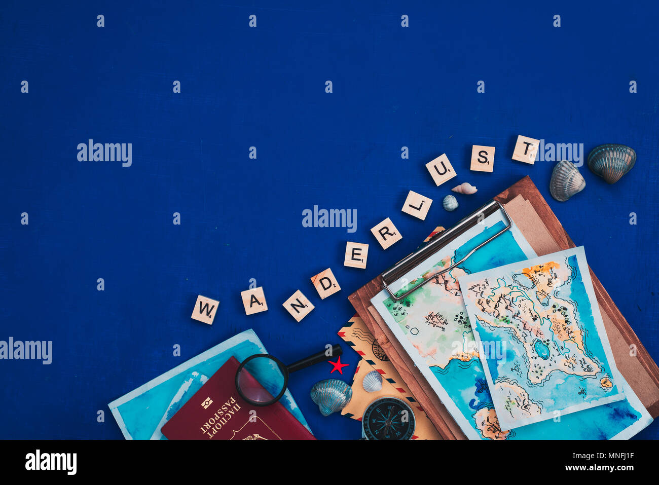 Viaggi per mare e il concetto di esplorazione. Mappe ad acquerello, passaporto, Bussola Binocolo, buste, lente di ingrandimento e Wanderlust lettere in legno la piana Foto Stock Viaggi per mare e il concetto di esplorazione. Mappe ad acquerello, passaporto, Bussola Binocolo, buste, lente di ingrandimento e Wanderlust lettere in legno la piana Foto Stock