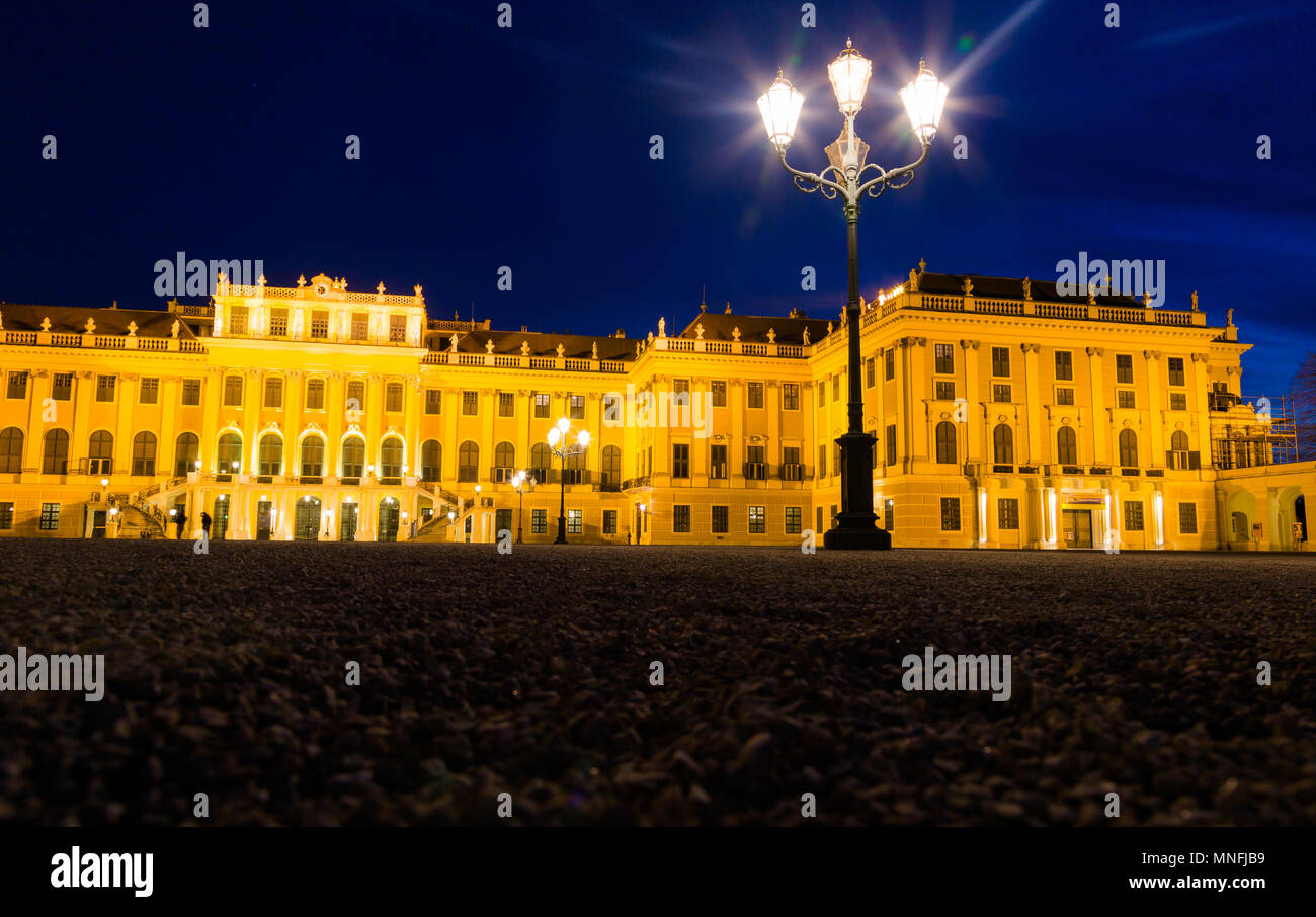 Il Palazzo di Schönbrunn a notte in oro di illuminazione di luce. Bassa, ampio angolo di prospettiva. Vienna, Austria, 25 marzo 2017 Foto Stock