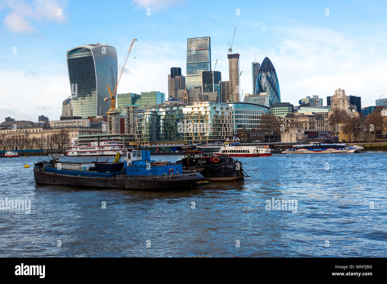 Città di Londra, le società di servizi finanziari di sede, il Leadenhall Building, il Gherkin vista dal lato sud del fiume Tamigi, LONDRA, REGNO UNITO, 11 D Foto Stock