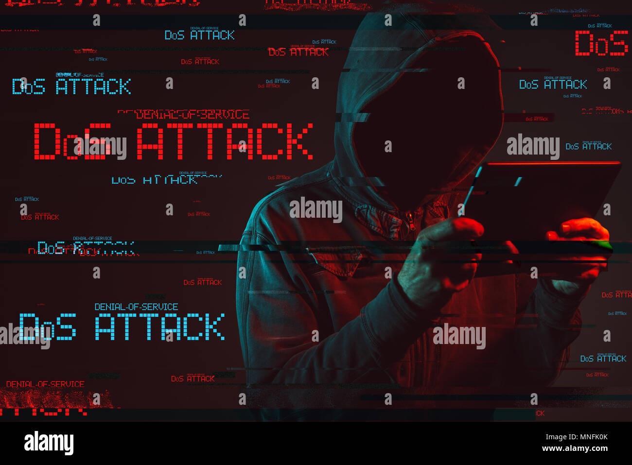 Un attacco di tipo Denial of service o di un attacco DDoS concetto con volto incappucciato persona maschio utilizzando computer tablet, basso il tasto rosso e blu immagine illuminata e digital glitch FEP Foto Stock