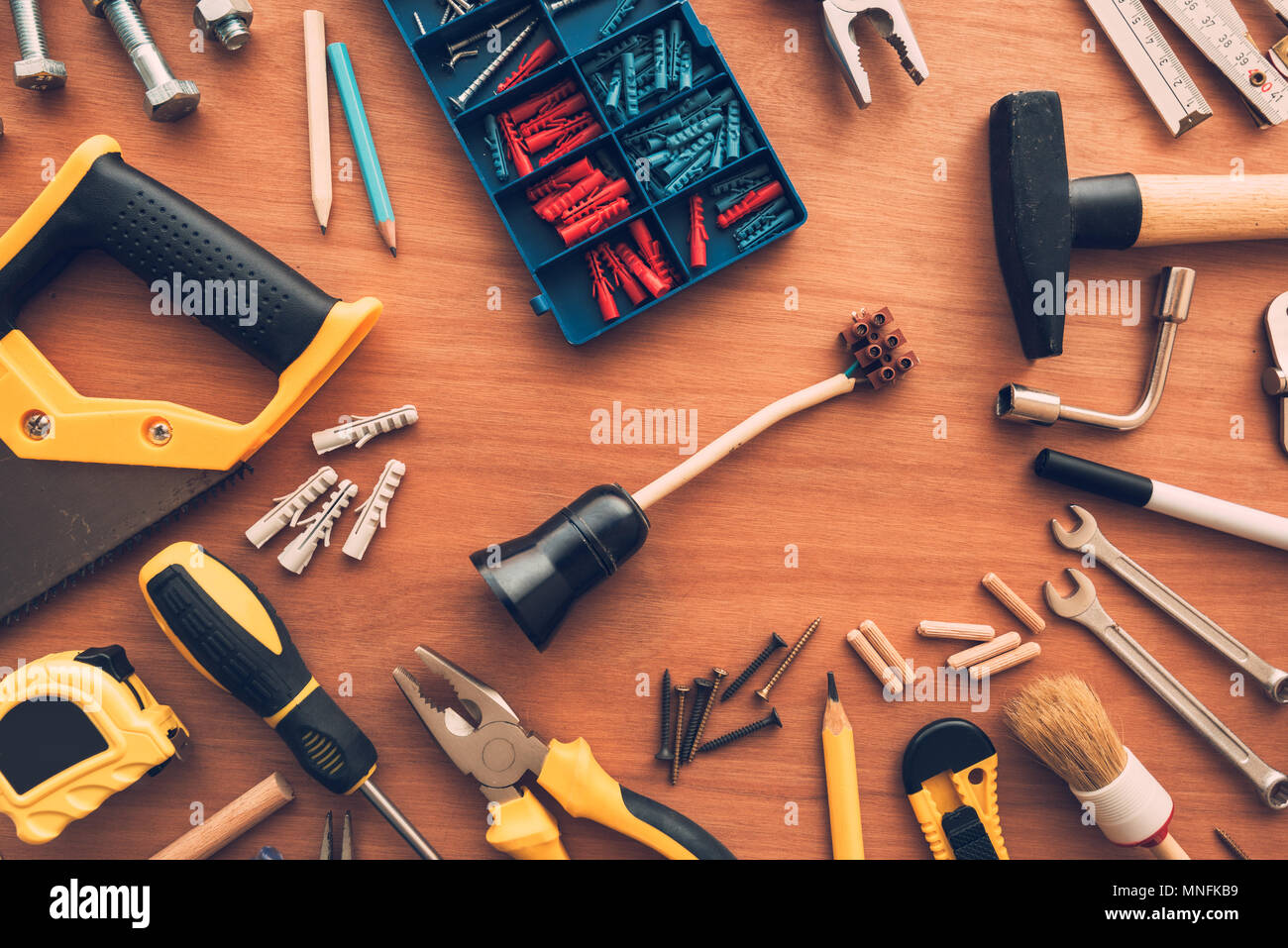Fai da te lavori domestici di manutenzione e di riparazione degli strumenti di progetto workshop sulla scrivania, vista dall'alto Foto Stock