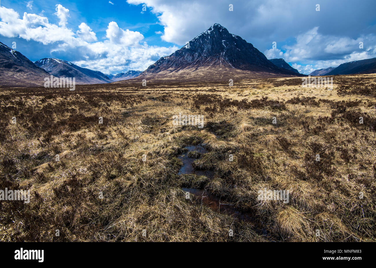 La vasta area paludosa del terreno che conduce al famoso picco piramidale, Buachaille Etive Mor, tra Glen Etive & Glen Coe nelle Highlands della Scozia Foto Stock