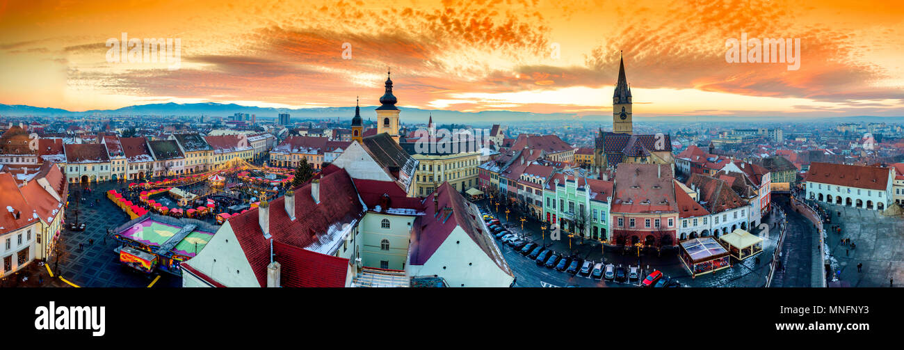 Vista panoramica di Sibiu piazza centrale in Transilvania, Romania. Città conosciuta anche come Hermannstadt. Sunset HDR ad alta risoluzione Fotografia. Foto Stock