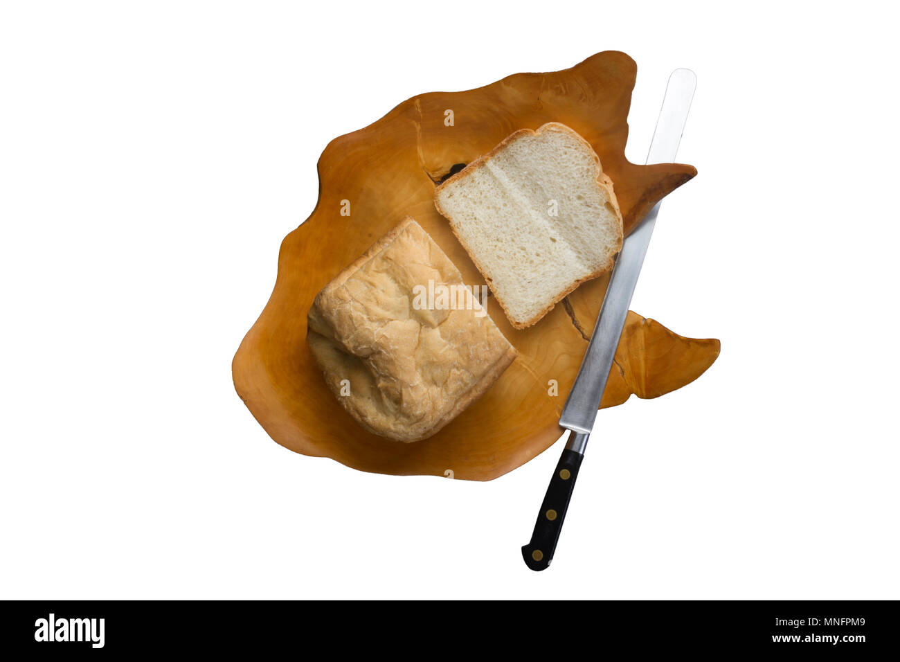 Tagliare il pane fresco in una ciotola di legno Foto Stock
