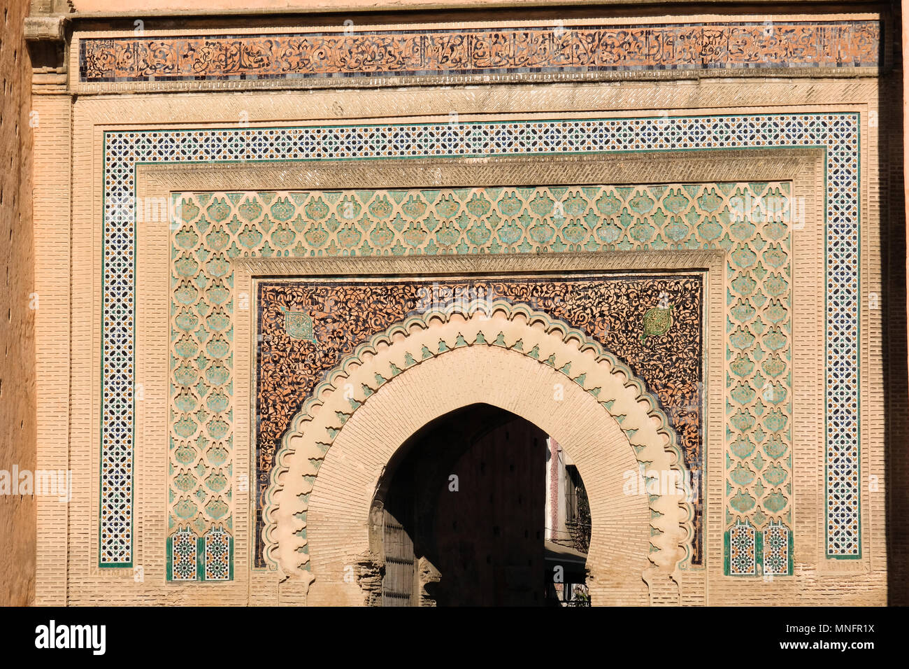 Marocchina tradizionale modello islamico sulla porta della città di Meknes. Foto Stock