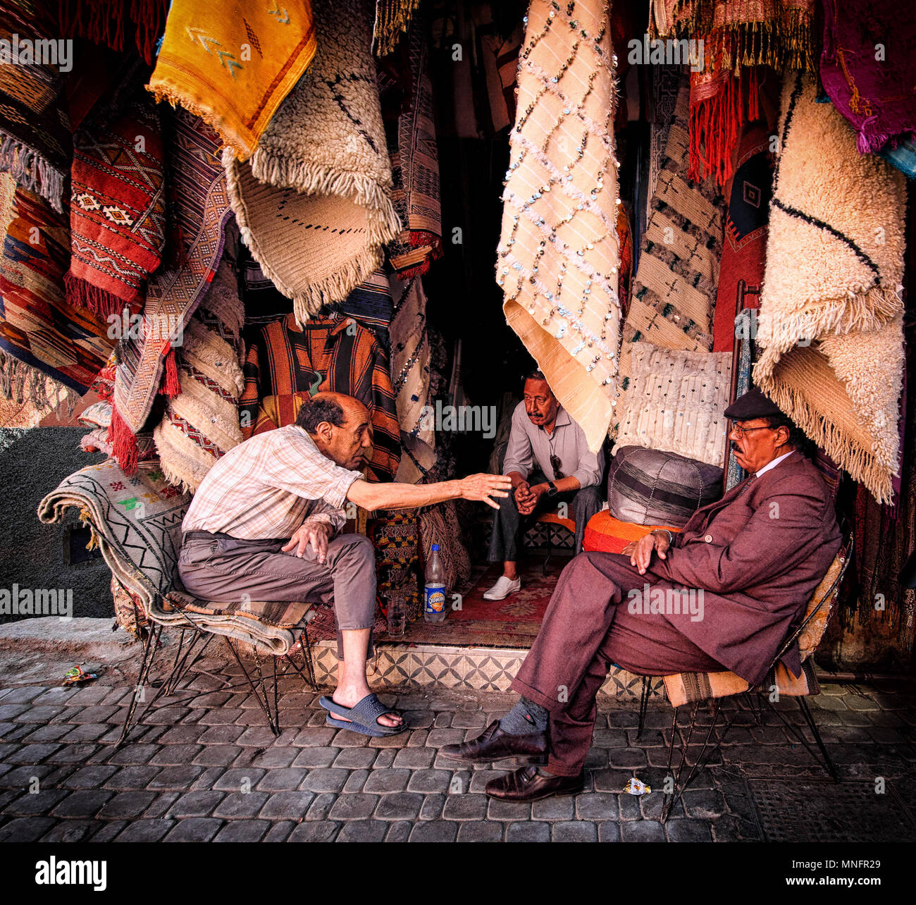 MARRAKECH, Marocco, giugno 2016: ambulanti discutendo davanti ai loro negozi tradizionali nella vecchia medina Foto Stock