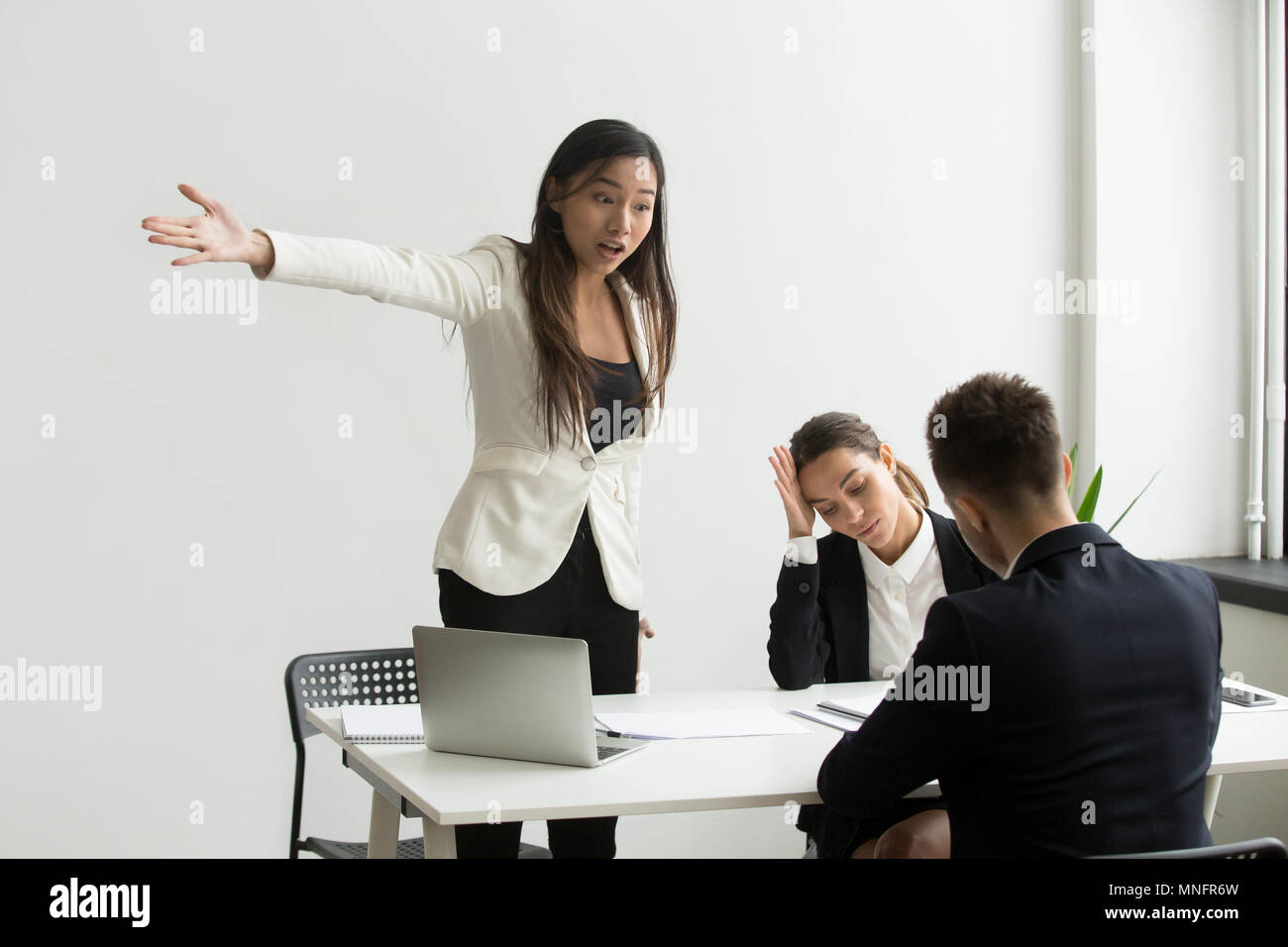 Mad rappresentante HR puntando alla porta chiedendo candidato a lasciare Foto Stock