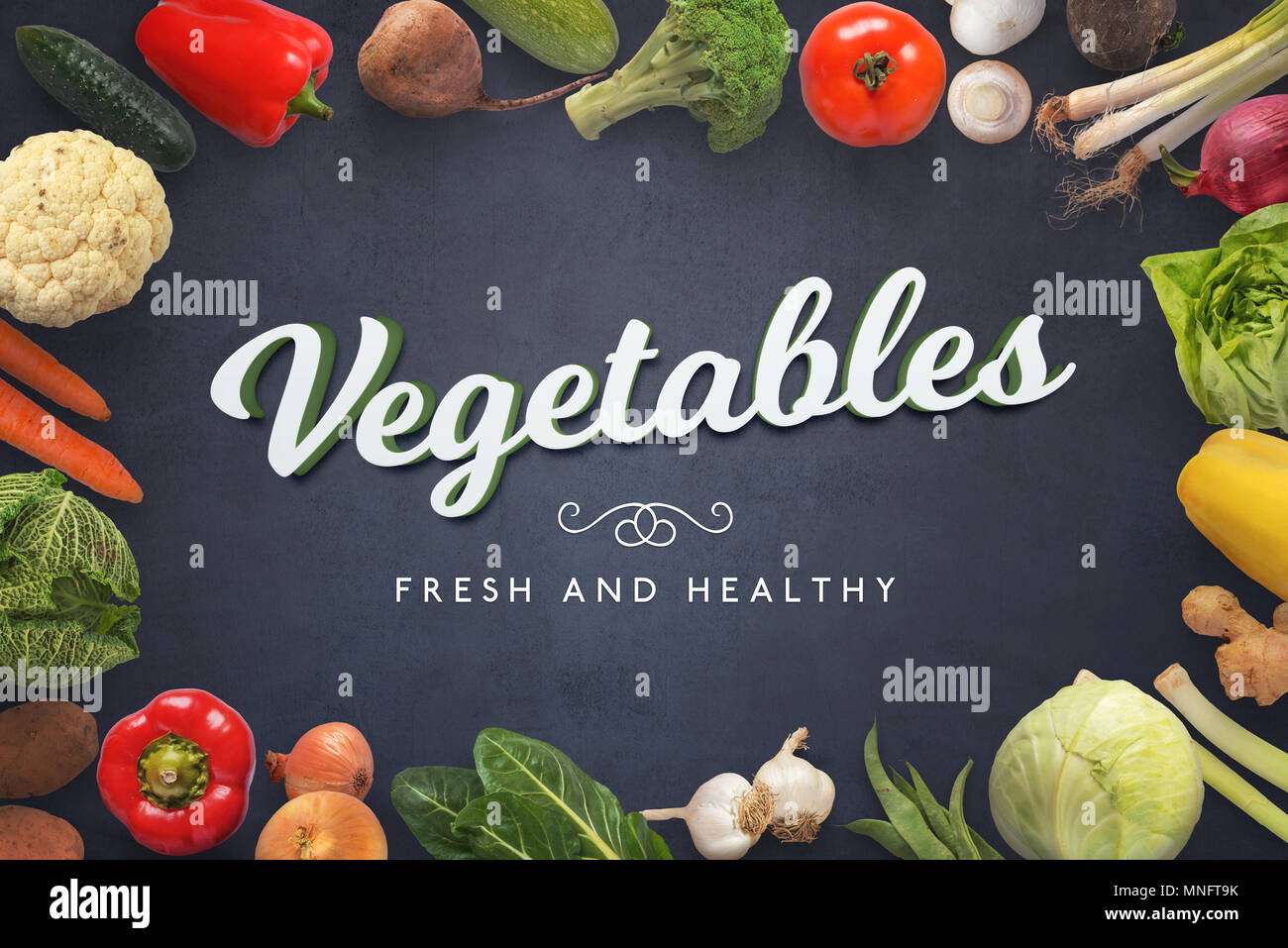 Sani e freschi ortaggi testo sulla superficie scura circondata con le verdure. Foto Stock