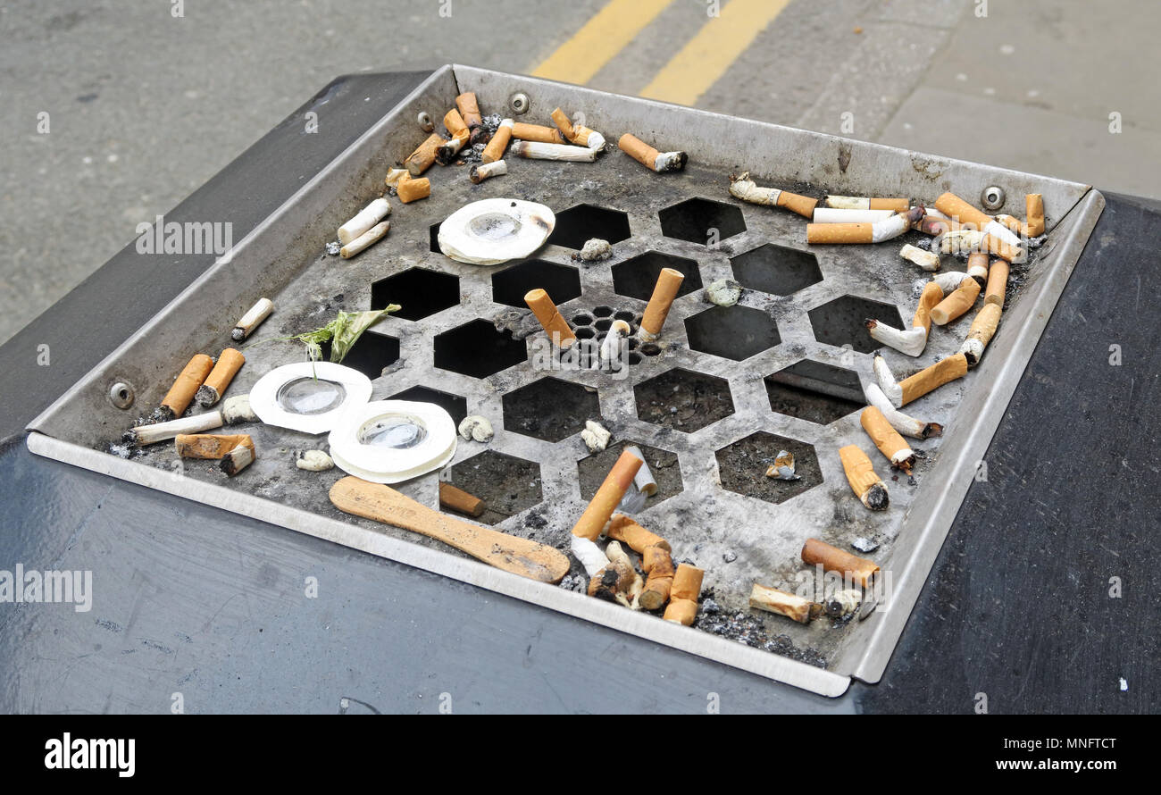 Mozziconi di sigaretta, in una strada di città, Manchester, Lancs,l'Inghilterra, Regno Unito Foto Stock