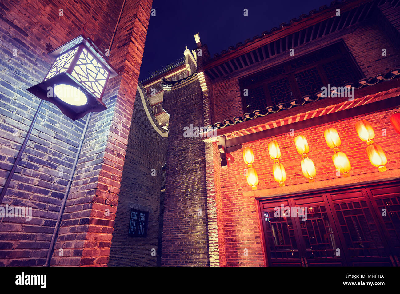 Tradizionale città vecchia architettura in Guilin di notte, dai toni di colore immagine, Cina. Foto Stock
