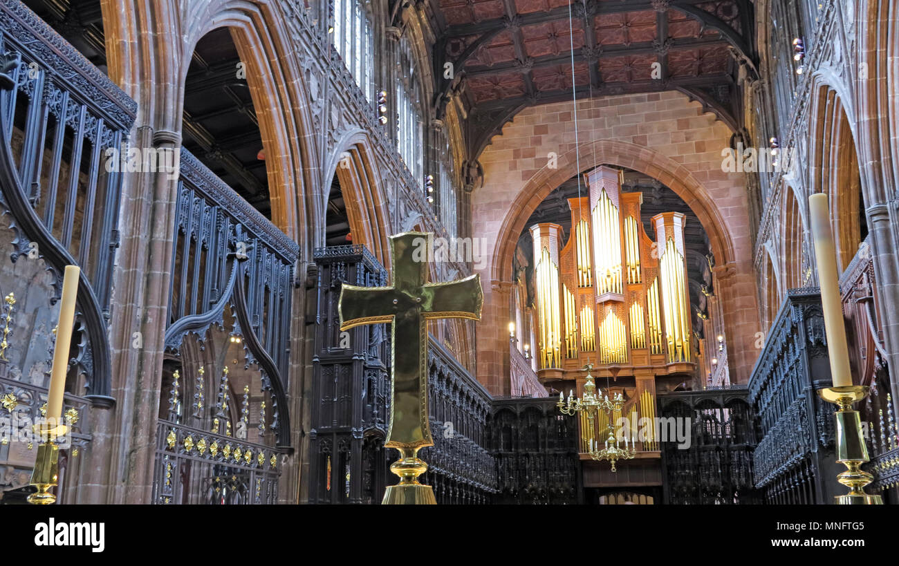 Croce di ottone, panorama sulla Cattedrale di Manchester altare, Lancashire, Inghilterra, Regno Unito Foto Stock
