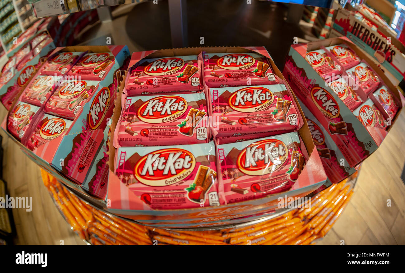 Una selezione di specialità KitKat candy bar, cioccolato-coperto fragola sul display nell'Hershey Store in New York martedì, 15 maggio 2018. (Â© Richard B. Levine) Foto Stock