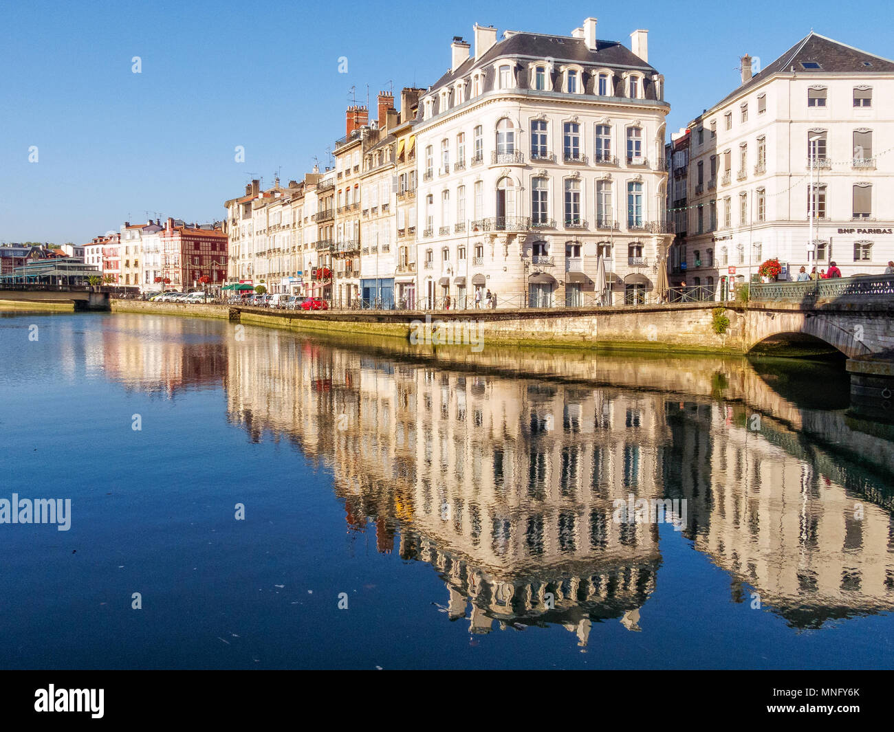 Le riflessioni degli edifici di Quai Amiral Dubourdieu in Nive River - Bayonne, Francia Foto Stock