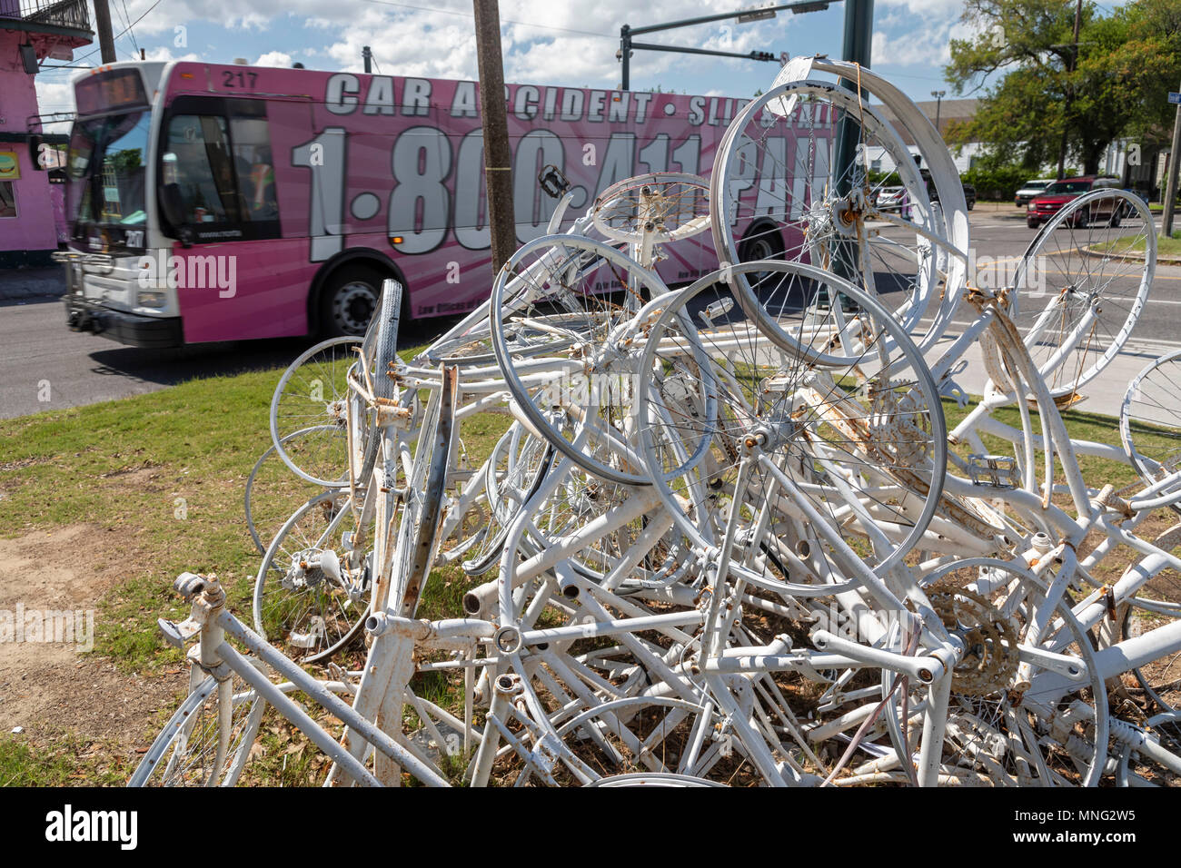 New Orleans, Louisiana - un autobus dipinto con la pubblicità circa gli incidenti del traffico rigidi mediante un fantasma Bike scultura. La scultura memorializes ciclista Foto Stock