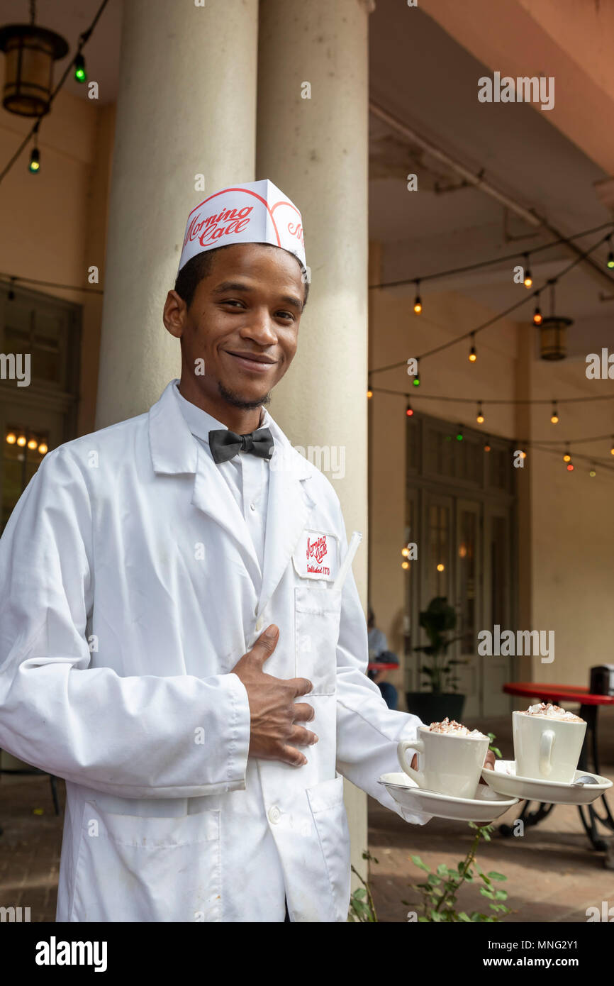 New Orleans, Louisiana - un cameriere offre le bevande a base di caffè alla mattina caffè chiamata stand nel parco della città. Foto Stock