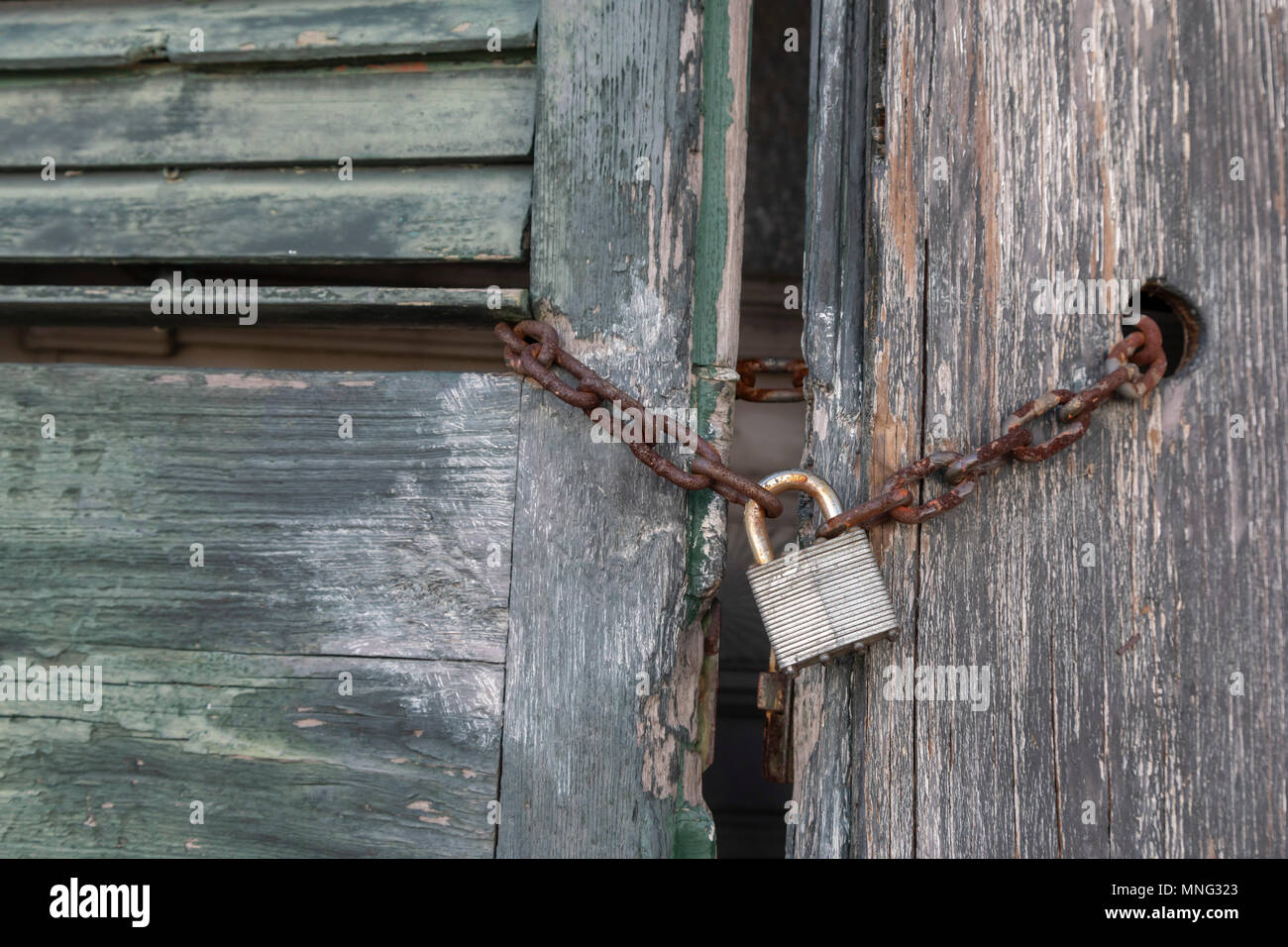 New Orleans, Louisiana - il blocco su una casa vuota. Foto Stock