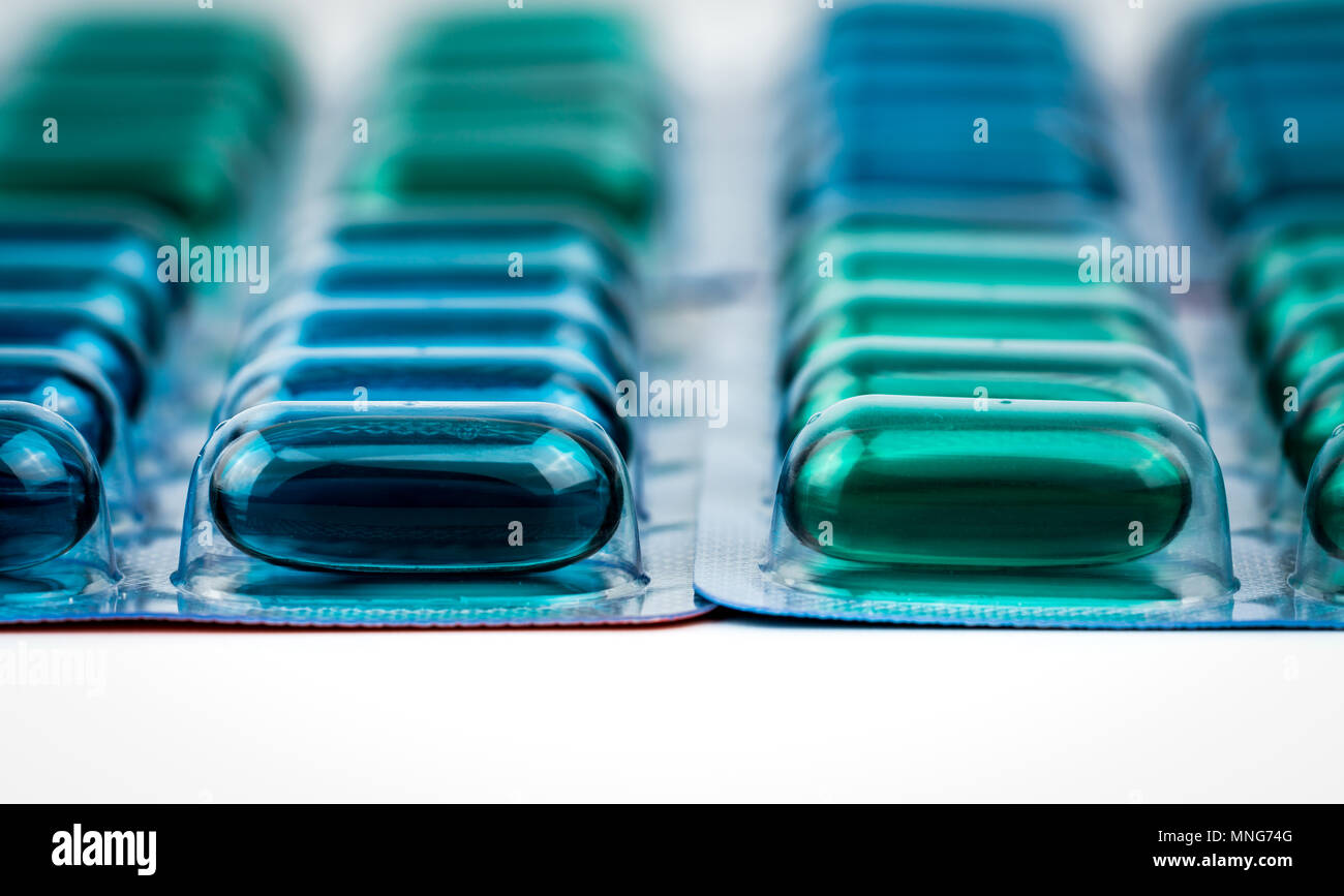 Messa a fuoco selettiva su blu e verde di gel morbido pillole di capsule in  confezione blister. Il naproxene e ibuprofene (farmaci antiinfiammatori non  steroidei) : antidolorifico m Foto stock - Alamy
