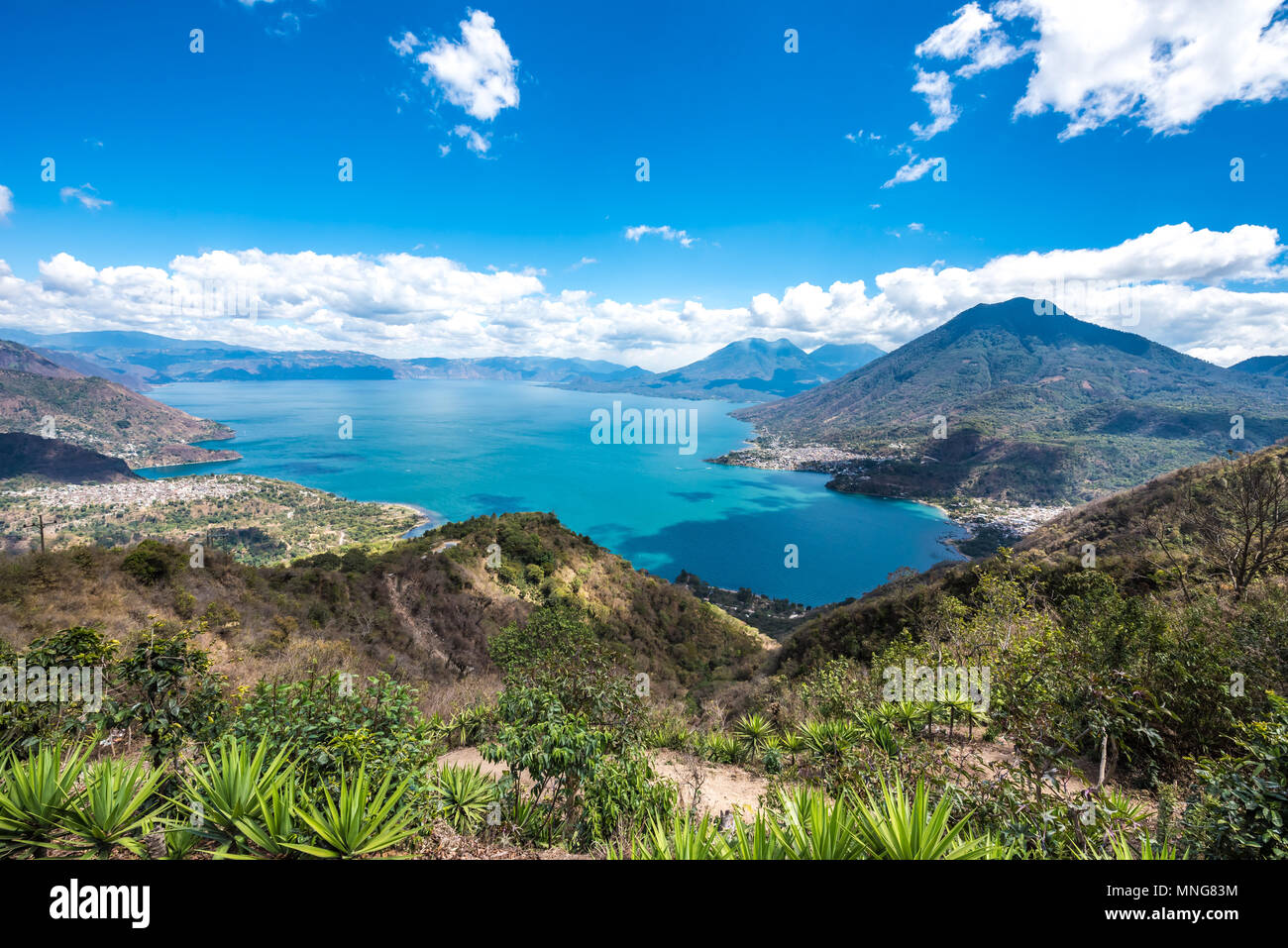 Vista panoramica al lago Atitlan con vulcani - piccoli borghi di San Pedro, San Marcos, San Juan e Panajachel sul lago Atitlan nell'altopiano di Gua Foto Stock