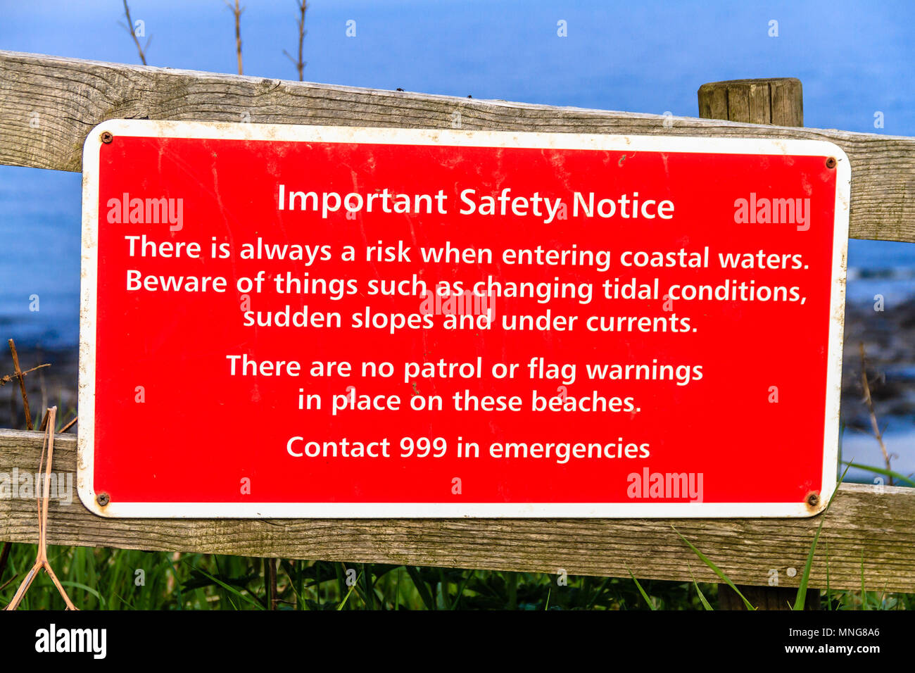 Coastal Avviso importante sulla sicurezza di consigliare le persone circa i rischi quando si entra nelle acque costiere. Maggio 2018. Foto Stock