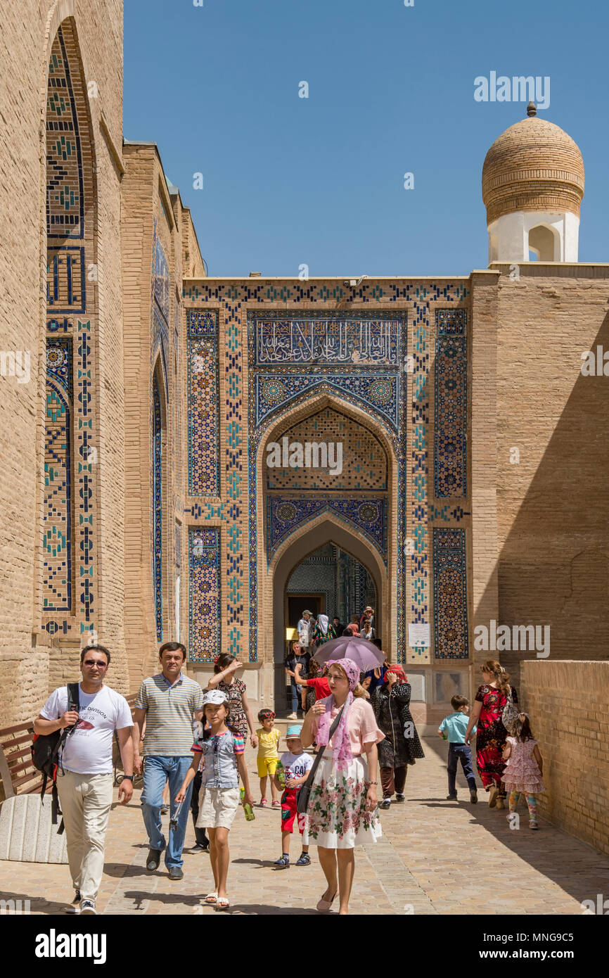 Percorso attraverso Shakhi Zindar complesso memoriale, Samarcanda, Uzbekistan Foto Stock