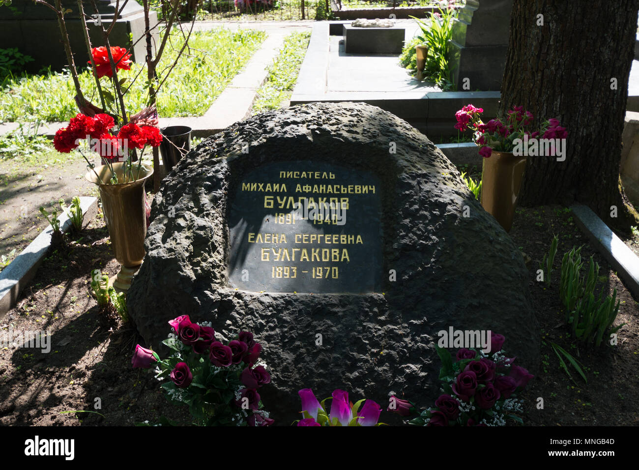 Tomba di Michail Bulgakow Afanassjewitsch,cimitero di Novodevichy presso il Convento Novodevichy e Monastero a Mosca, Russia Foto Stock