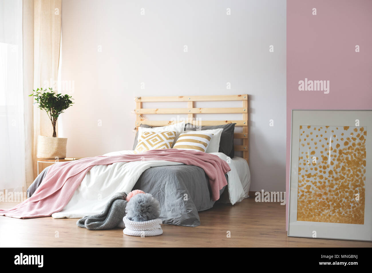 Accogliente e rosa bianca con camera da letto accessori grigio Foto stock -  Alamy