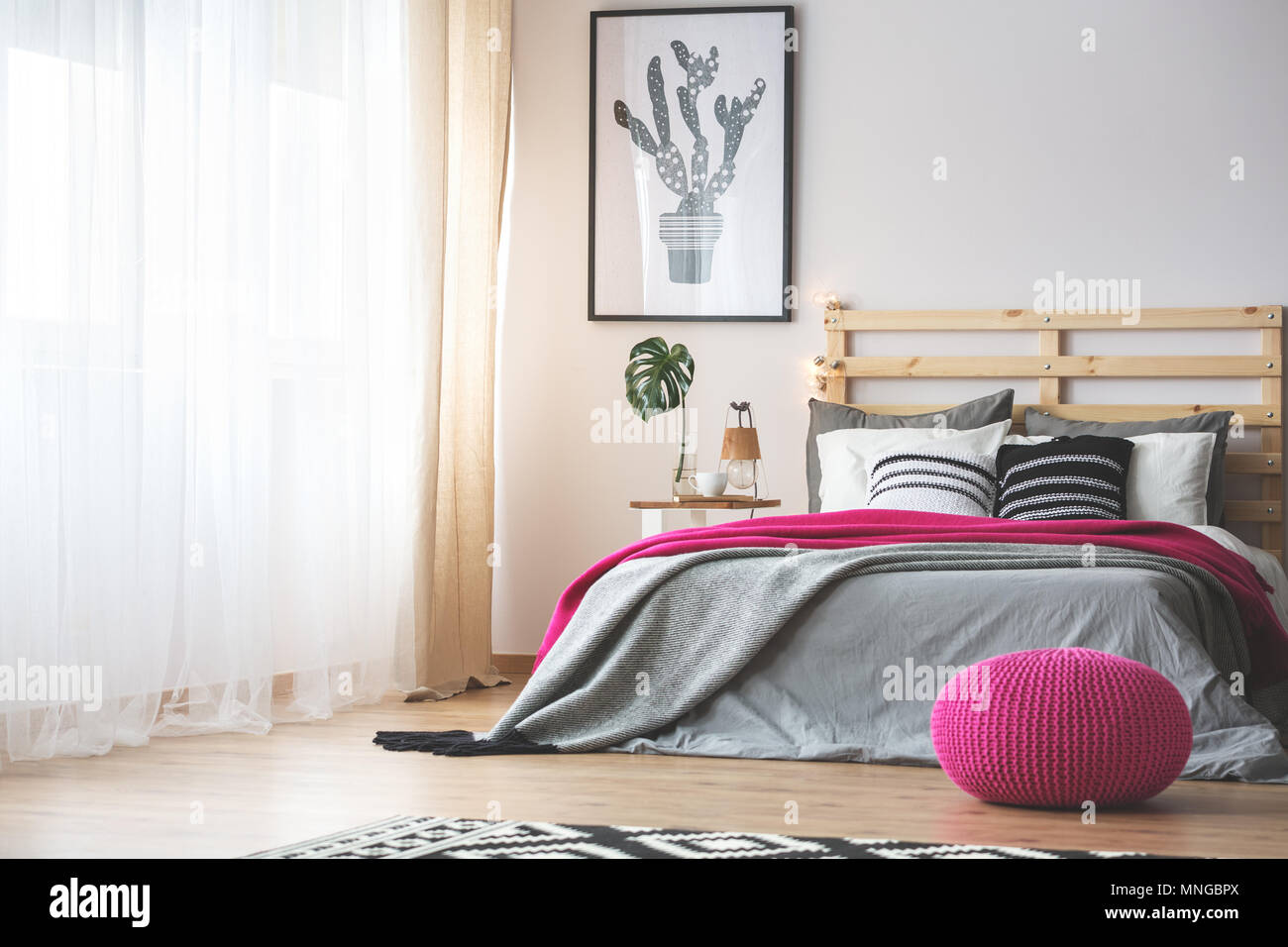 Letto king size nella camera da letto luminose con accessori rosa Foto  stock - Alamy