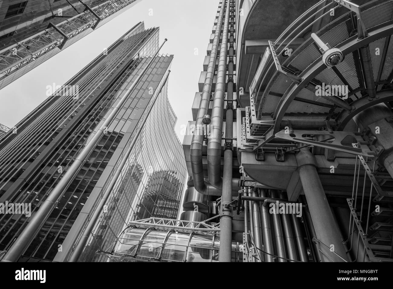 Londra REGNO UNITO. Guardando verso l'alto mostrante la Lloyds of London edificio progettato da Richard Rogers e la Willis edificio progettato da Norman Foster. Foto Stock