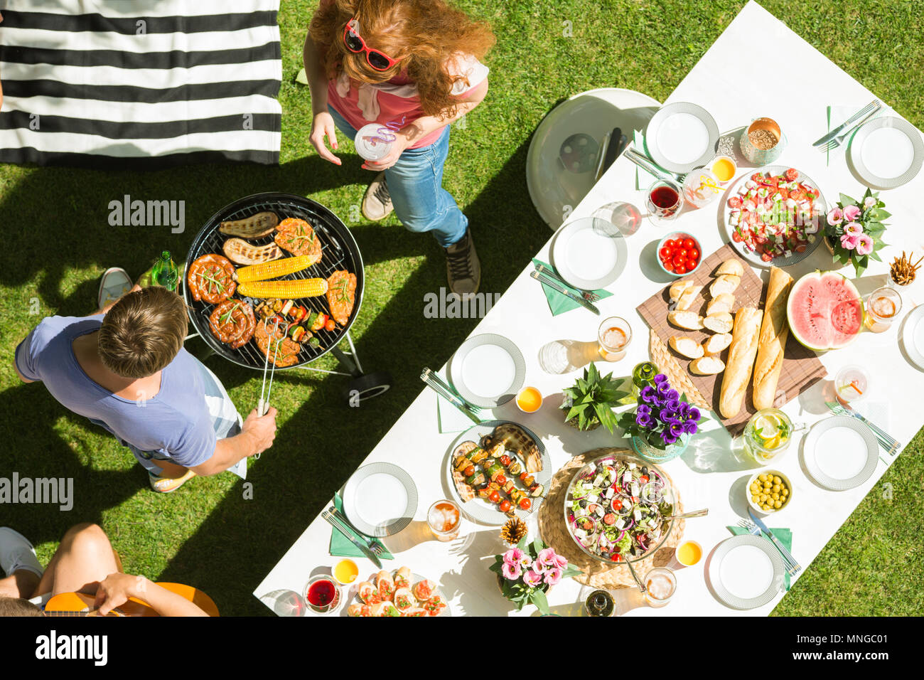 L uomo e la donna la cottura alla griglia di cibi per party giardino, vista  dall'alto Foto stock - Alamy