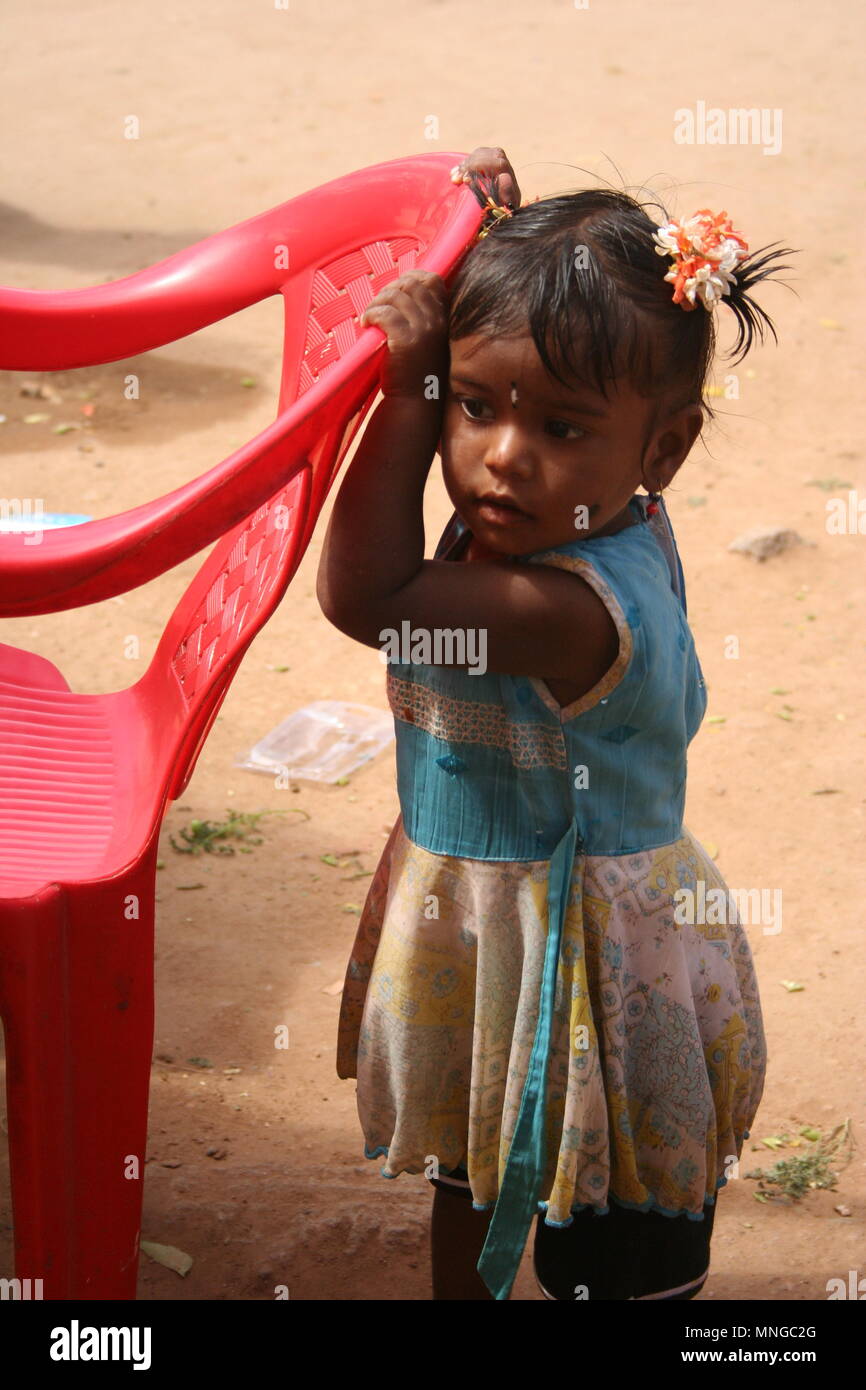 Little Indian Girl in blu e giallo abito, Hampi India Foto Stock