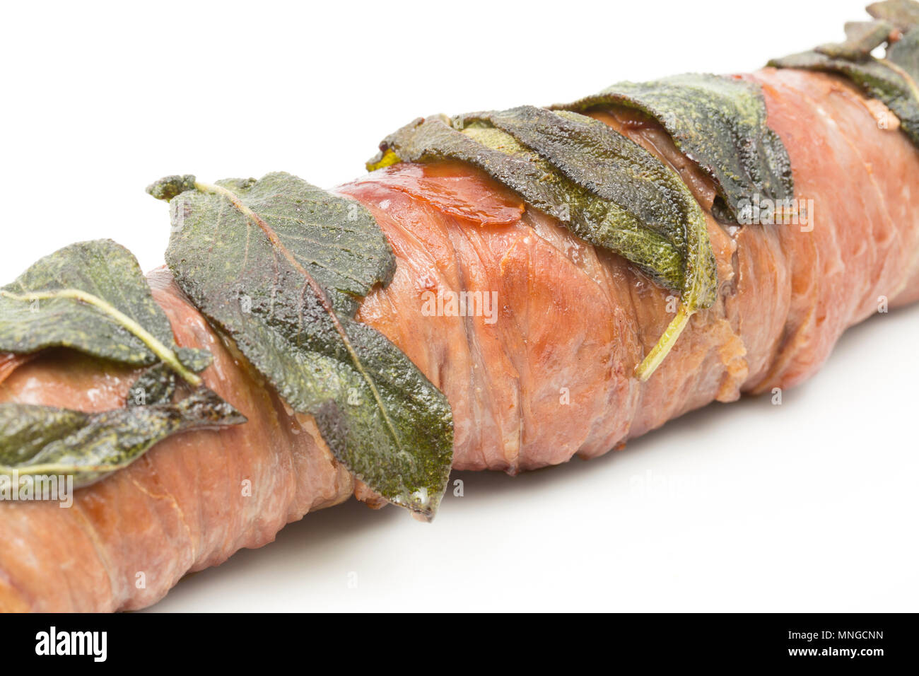 Una sella di filetto di capriolo Capreolus capreolus, che è stato avvolto nel prosciutto con foglie di salvia fresca da un supermercato posto tra Foto Stock