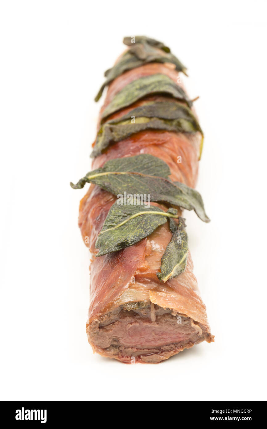 Una sella di filetto di capriolo Capreolus capreolus, che è stato avvolto nel prosciutto con foglie di salvia fresca da un supermercato posto tra Foto Stock