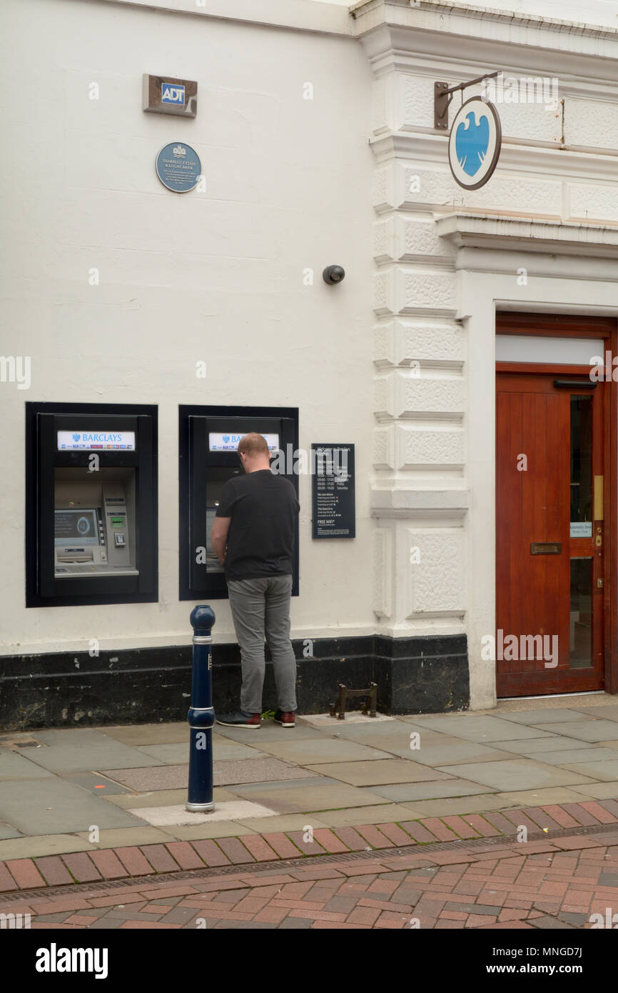 Uomo con bancomat in filiali di Barclays Bank Foto Stock
