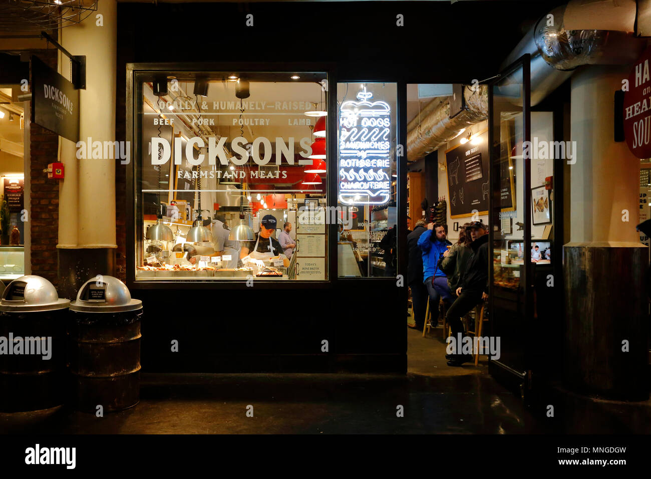 Dickson's Farmstand carni nel mercato del Chelsea, New York, NY. Foto Stock