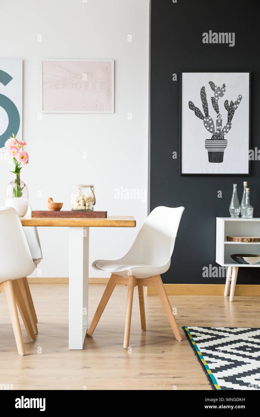 Sedia bianca posta dal tavolo in legno nella sala da pranzo Foto stock -  Alamy