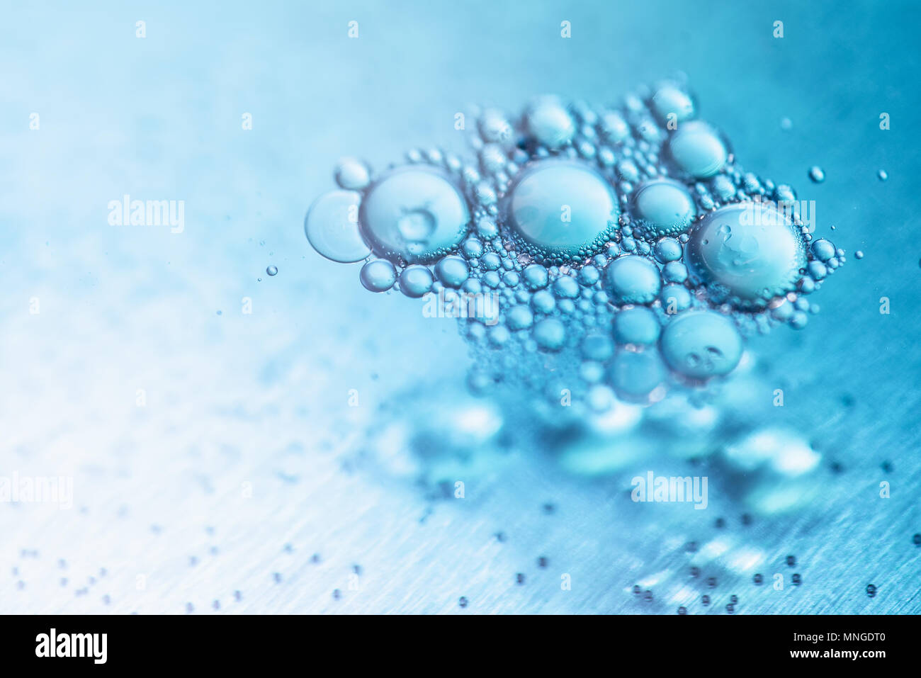 Macro close up blu bolle di sapone aspetto immagine scientifica della cella e la membrana cellulare. Foto Stock