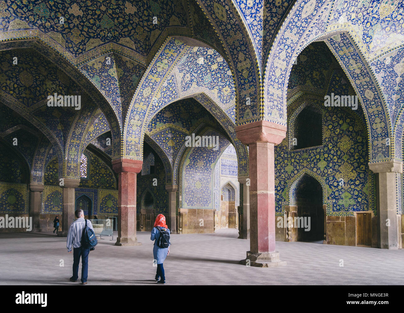 Isfahan, Iran - 22 Aprile 2018: vista interna del nobile cupola della Moschea Shah in Sfahan, Iran coperto con un mosaico di piastrelle policrome Foto Stock