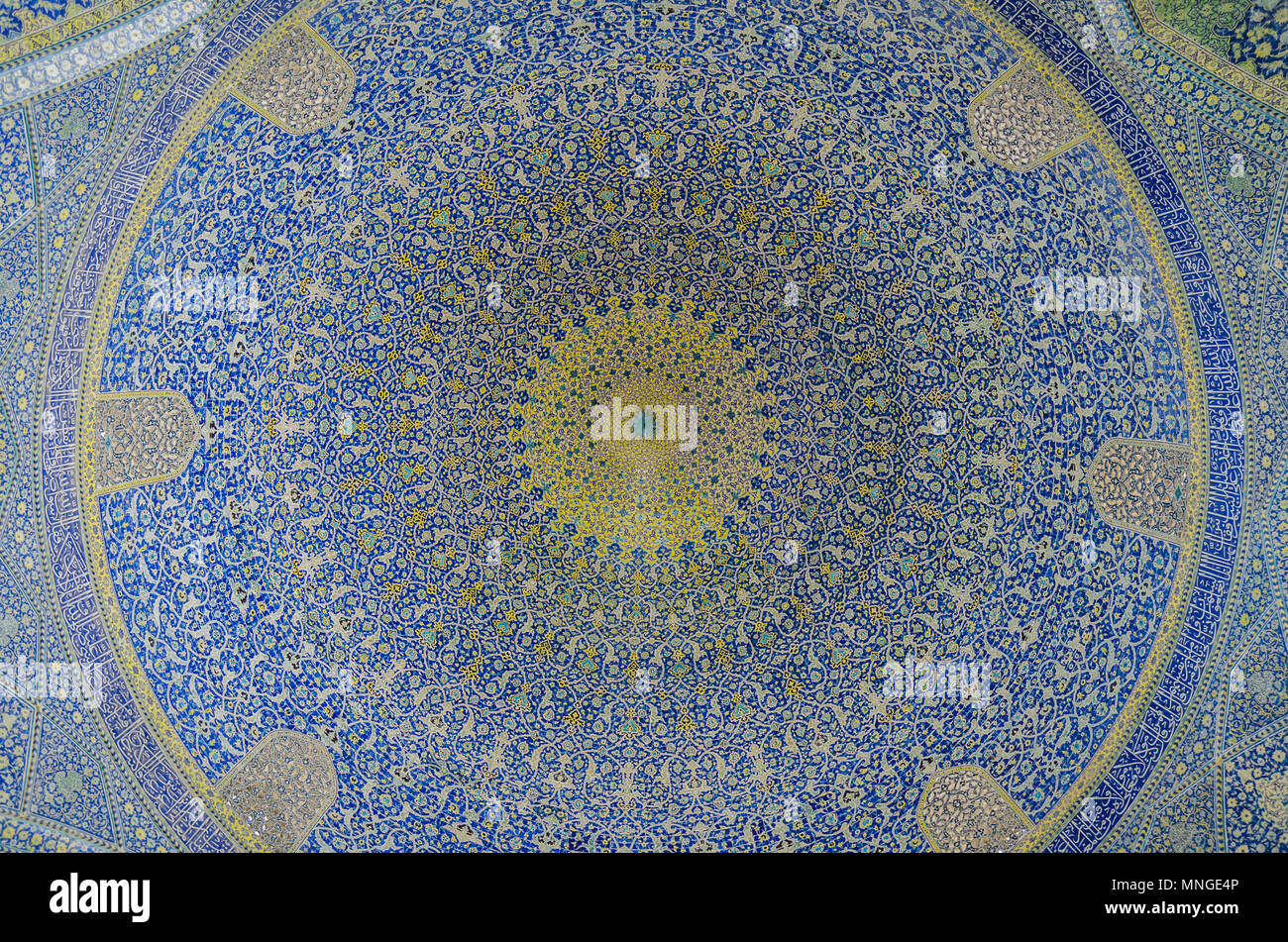 Isfahan, Iran - 22 Aprile 2018: vista interna del nobile cupola della Moschea Shah in Sfahan, Iran coperto con un mosaico di piastrelle policrome Foto Stock