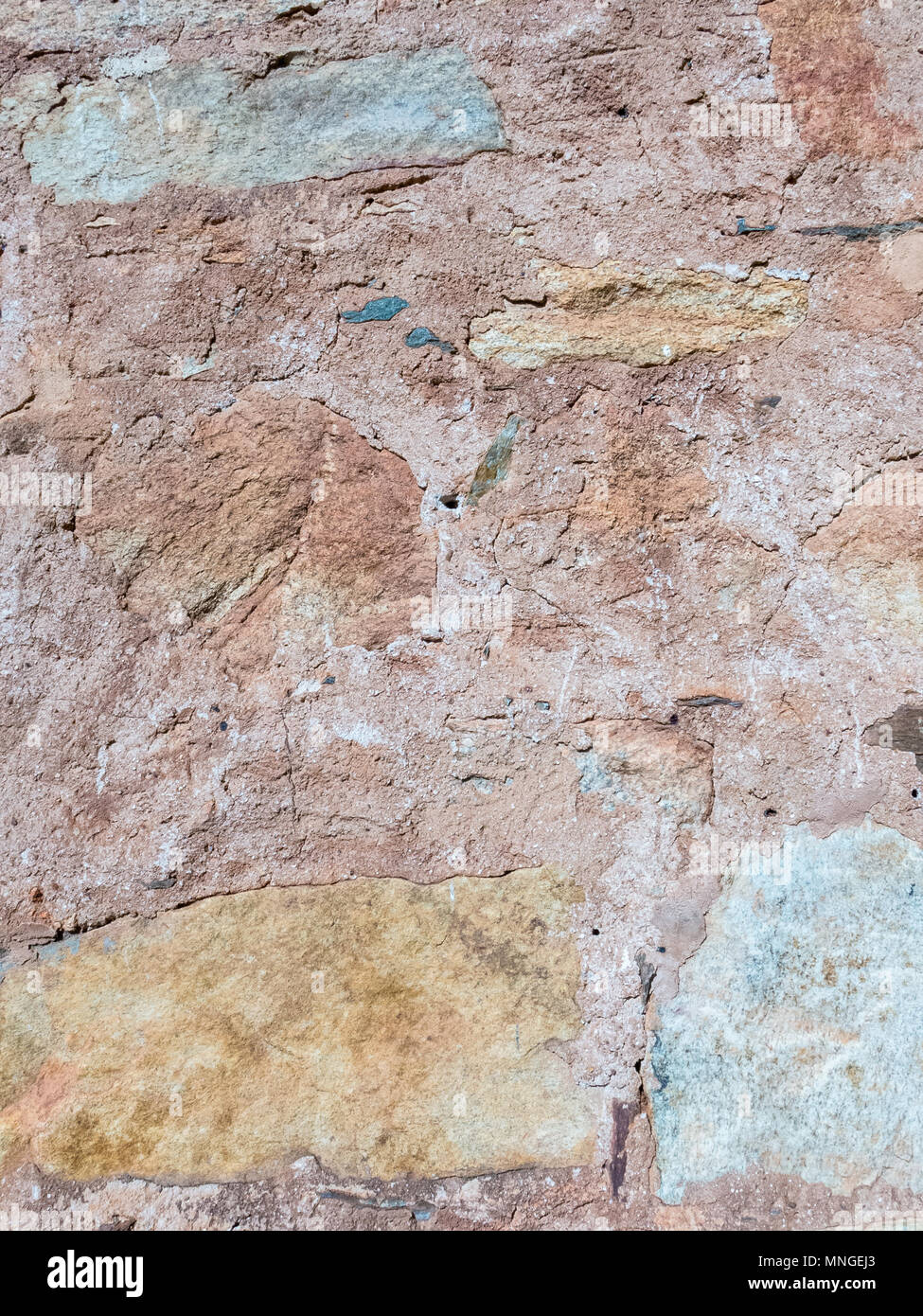 Il vecchio muro di pietra con tonalità di colori terra orientamento verticale Foto Stock