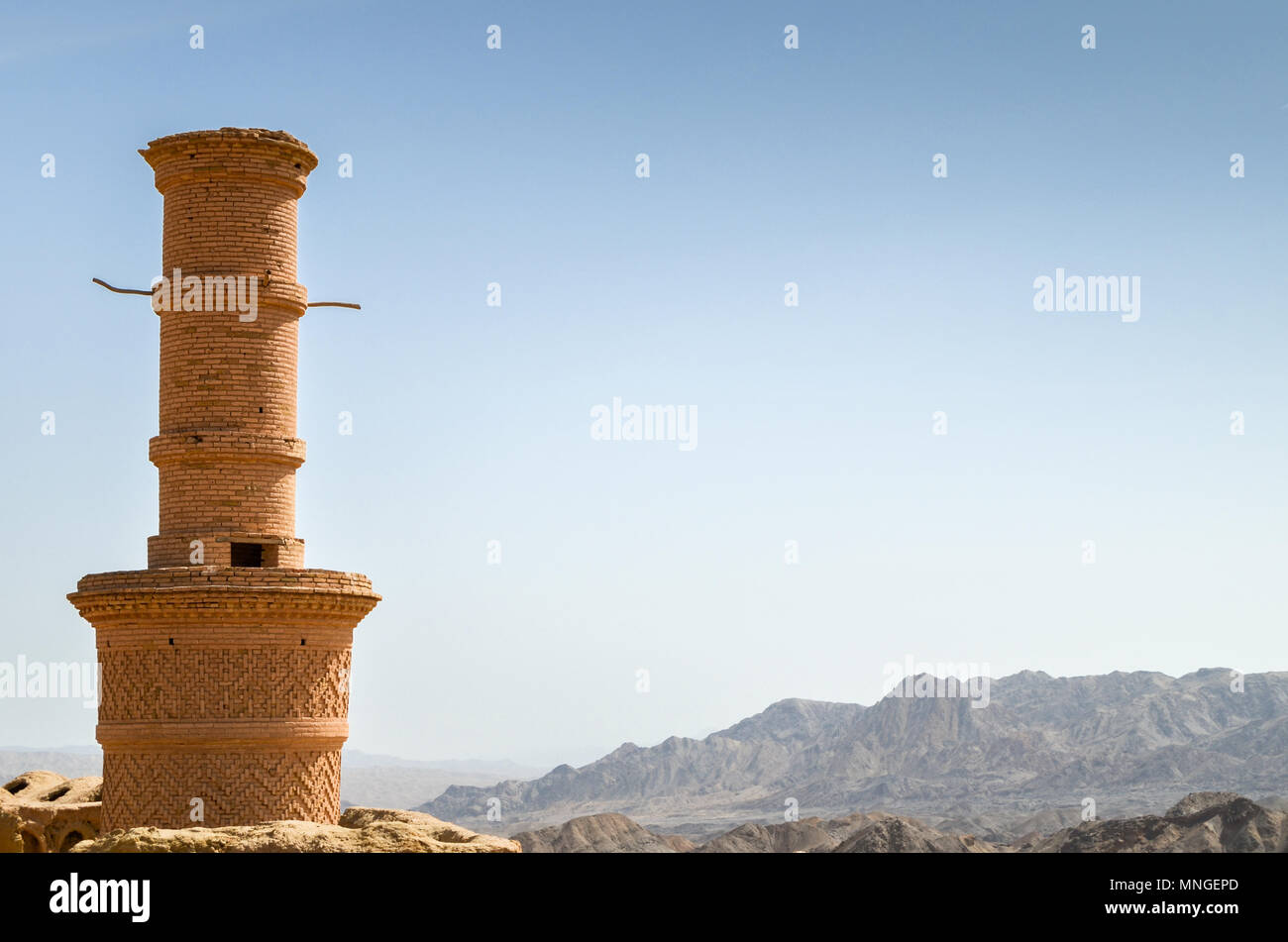 Windcatcher Towers è un tradizionale Persiano elemento architettonico per creare una ventilazione naturale negli edifici, città vecchia Yazd Iran. Foto Stock
