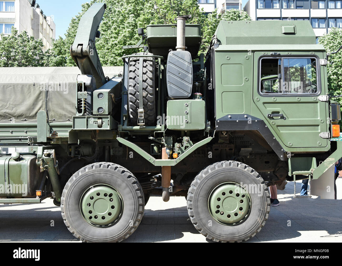 Camion militare sulla strada Foto Stock